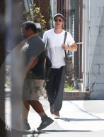 EXKLUSIV - Brad Pitt schleppt viele Unterlagen zu einem Meeting