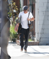 EXKLUSIV - Brad Pitt schleppt viele Unterlagen zu einem Meeting