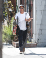 EXKLUSIV - Brad Pitt schleppt viele Unterlagen zu einem Meeting