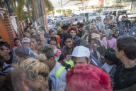 NEWS - Erste Migranten aus Mittelamerika erklimmen Grenzzaun zu USA