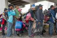 NEWS - Erste Migranten aus Mittelamerika erklimmen Grenzzaun zu USA