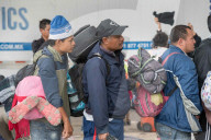 NEWS - Erste Migranten aus Mittelamerika erklimmen Grenzzaun zu USA