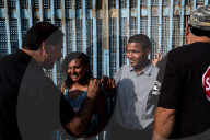 NEWS - Erste Migranten aus Mittelamerika erklimmen Grenzzaun zu USA
