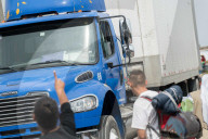 NEWS - Erste Migranten aus Mittelamerika erklimmen Grenzzaun zu USA