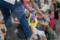 NEWS - Erste Migranten aus Mittelamerika erklimmen Grenzzaun zu USA