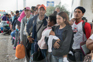 NEWS - Erste Migranten aus Mittelamerika erklimmen Grenzzaun zu USA