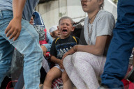 NEWS - Erste Migranten aus Mittelamerika erklimmen Grenzzaun zu USA