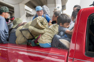NEWS - Erste Migranten aus Mittelamerika erklimmen Grenzzaun zu USA