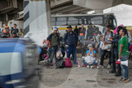 NEWS - Erste Migranten aus Mittelamerika erklimmen Grenzzaun zu USA