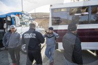 NEWS - Erste Migranten aus Mittelamerika erklimmen Grenzzaun zu USA