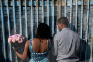 NEWS - Erste Migranten aus Mittelamerika erklimmen Grenzzaun zu USA