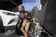 NEWS - Erste Migranten aus Mittelamerika erklimmen Grenzzaun zu USA