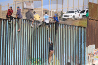 NEWS - Erste Migranten aus Mittelamerika erklimmen Grenzzaun zu USA