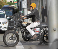 EXKLUSIV - Olivier Martinez kurvt mit seinem Motorrad durch Hollywood