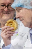 FEATURE - Haben Spass: Die Juroren der Scotch Pie Weltmeisterschaft in Dunfermline