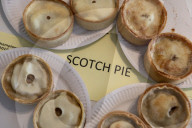FEATURE - Haben Spass: Die Juroren der Scotch Pie Weltmeisterschaft in Dunfermline