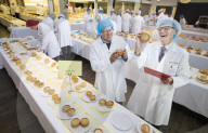 FEATURE - Haben Spass: Die Juroren der Scotch Pie Weltmeisterschaft in Dunfermline