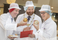 FEATURE - Haben Spass: Die Juroren der Scotch Pie Weltmeisterschaft in Dunfermline