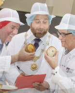FEATURE - Haben Spass: Die Juroren der Scotch Pie Weltmeisterschaft in Dunfermline
