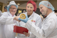 FEATURE - Haben Spass: Die Juroren der Scotch Pie Weltmeisterschaft in Dunfermline
