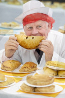 FEATURE - Haben Spass: Die Juroren der Scotch Pie Weltmeisterschaft in Dunfermline