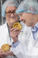 FEATURE - Haben Spass: Die Juroren der Scotch Pie Weltmeisterschaft in Dunfermline