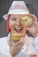 FEATURE - Haben Spass: Die Juroren der Scotch Pie Weltmeisterschaft in Dunfermline
