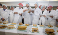 FEATURE - Haben Spass: Die Juroren der Scotch Pie Weltmeisterschaft in Dunfermline