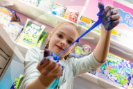 FEATURE - Kinderträume werden wahr: Die 'Christmas Dream Toys Exhibition' in London