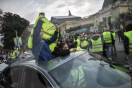 NEWS - Frankreich: Gelbe Warnwesten: Proteste mit Gilets Jaunes wegen Benzinpreiserhöhun