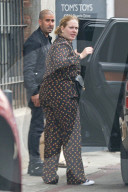 EXKLUSIV - Adele in 'Pyjama' auf Shoppingtour in Beverly Hills