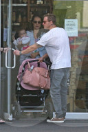 EXKLUSIV - Cameron Douglas mit der Familie in LA unterwegs