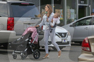 EXKLUSIV - Cameron Douglas mit der Familie in LA unterwegs