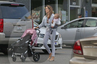 EXKLUSIV - Cameron Douglas mit der Familie in LA unterwegs