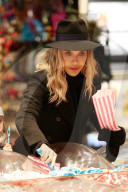 PEOPLE - London: Promis vergnügen sich im Winter Wonderland im Hyde Park  