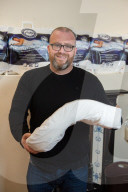 FEATURE - Philip Moore erfindet ein Kissen gegen Schnarchen