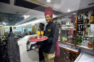 FEATURE - Luxusreise: Renovierter Zug mit Dampflock in Dehli