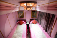 FEATURE - Luxusreise: Renovierter Zug mit Dampflock in Dehli