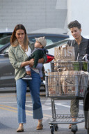 EXKLUSIV - Jessica Alba mit klein Hayes auf Shoppingtour in Beverly Hills