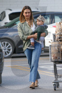 EXKLUSIV - Jessica Alba mit klein Hayes auf Shoppingtour in Beverly Hills