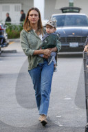 EXKLUSIV - Jessica Alba mit klein Hayes auf Shoppingtour in Beverly Hills