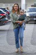 EXKLUSIV - Jessica Alba mit klein Hayes auf Shoppingtour in Beverly Hills