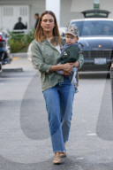 EXKLUSIV - Jessica Alba mit klein Hayes auf Shoppingtour in Beverly Hills