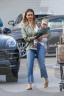 EXKLUSIV - Jessica Alba mit klein Hayes auf Shoppingtour in Beverly Hills