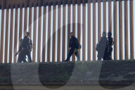 NEWS - Mexiko: Flüchtlinge stürmen den Grenzzaun zu den USA