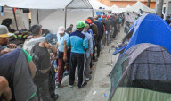 NEWS - Mexiko: Flüchtlinge in Tijuana am Grenzzaun zu den USA