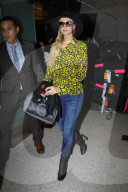 EXKLUSIV - Paris Hilton ohne Verlobungsring am Flughafen von LA