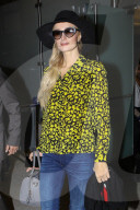 EXKLUSIV - Paris Hilton ohne Verlobungsring am Flughafen von LA