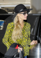 EXKLUSIV - Paris Hilton ohne Verlobungsring am Flughafen von LA
