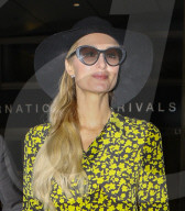 EXKLUSIV - Paris Hilton ohne Verlobungsring am Flughafen von LA